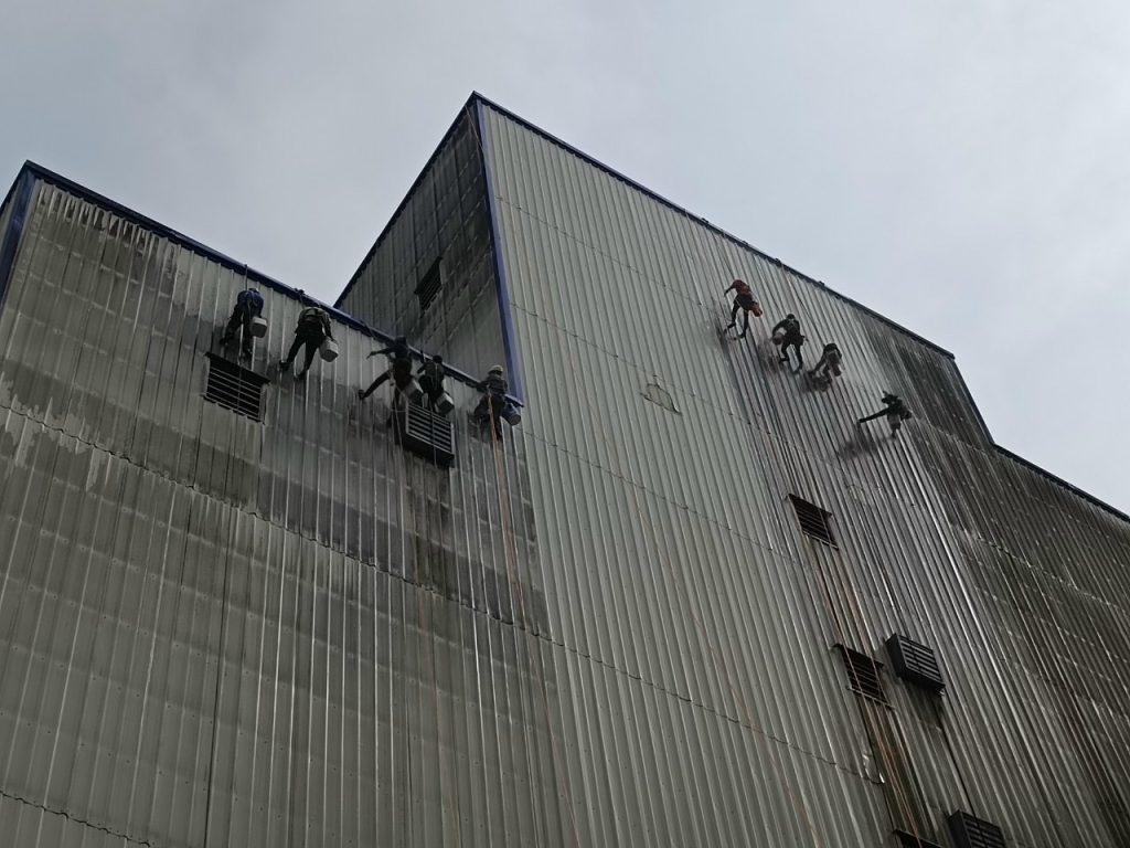 Vệ sinh biển hiệu ngoài trời Vệ sinh biển hiệu ngoài trời